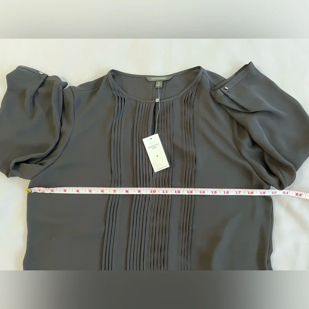 Banana Republic logo  CREPE FLUTTER BLOUSE‎ Black Sz Médium Women’s NWT!
